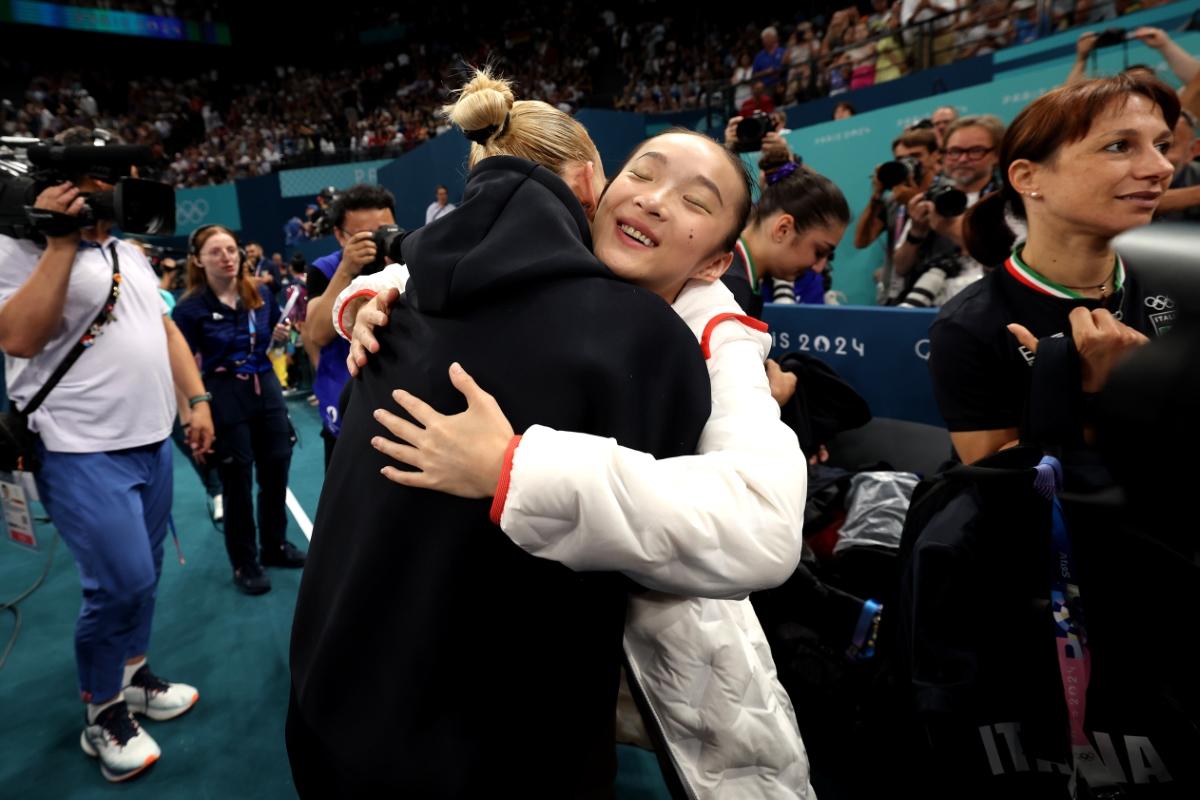 Ce a făcut chinezoaica Zhou Yaqin pe podium, după ce le-a văzut pe italience mușcând medaliile