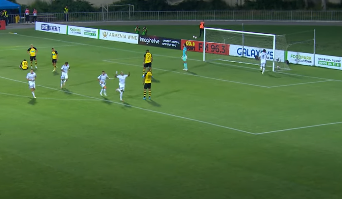 Fază uluitoare în Europa: goalkeeperul a înscris din poartă în poartă! Un nume mare al Europei s-a făcut de râs aseară și riscă eliminarea