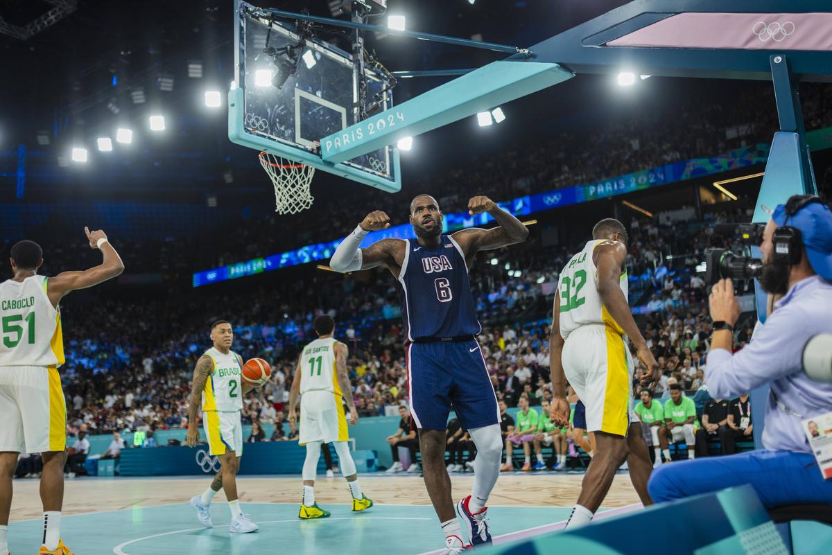 Moment stânjenitor pentru LeBron James la Jocurile Olimpice » S-a ridicat și a salutat, crezând că e aclamat! Ce strigau, în realitate, fanii