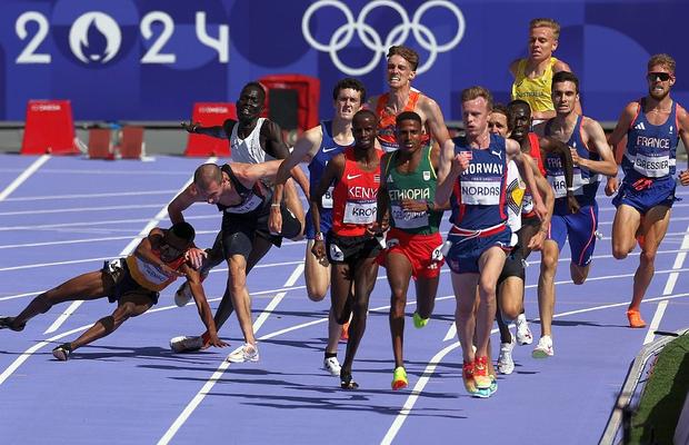 Haos la atletism, pe 5.000 de metri! Scandal după ce au căzut precum popicele: „M-a împins, depun contestație!” » Arbitrul a intervenit decisiv