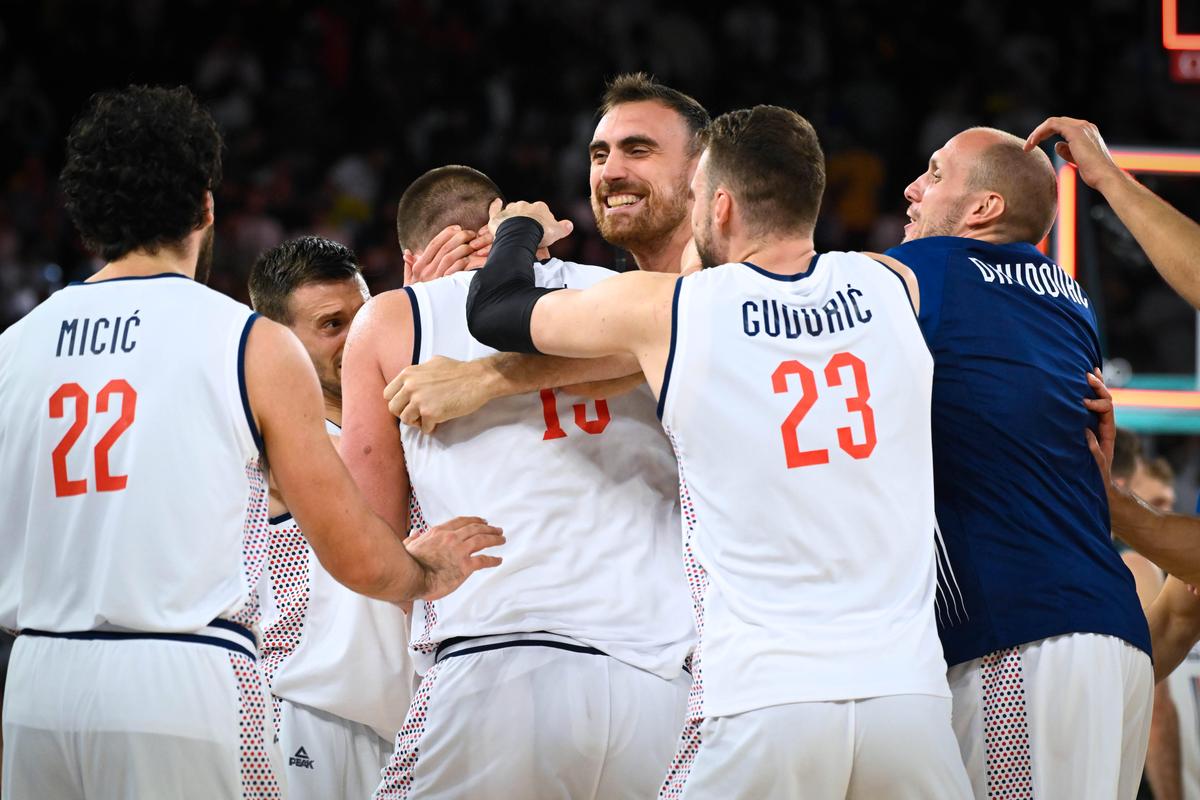 Moment stânjenitor pentru LeBron James la Jocurile Olimpice » S-a ridicat și a salutat, crezând că e aclamat! Ce strigau, în realitate, fanii