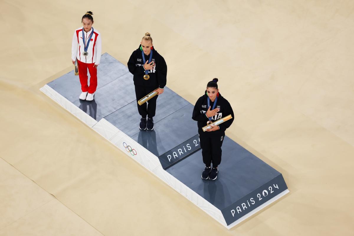 Moment cu zeci de milioane de vizualizări la Jocurile Olimpice » Ce a făcut chinezoaica pe podium, după ce le-a văzut pe italience mușcând medaliile