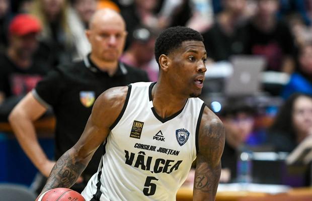 MVP-ul Ligii Naționale de Baschet, depistat pozitiv cu THC, va rămâne la Vâlcea și în sezonul 2025-2026: „A acceptat clauze extrem de dure”