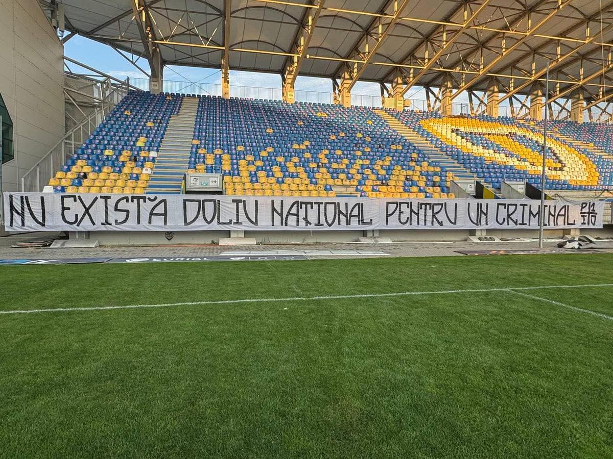 Mesajele afișate de peluzele din România, după decesul lui Ion Iliescu