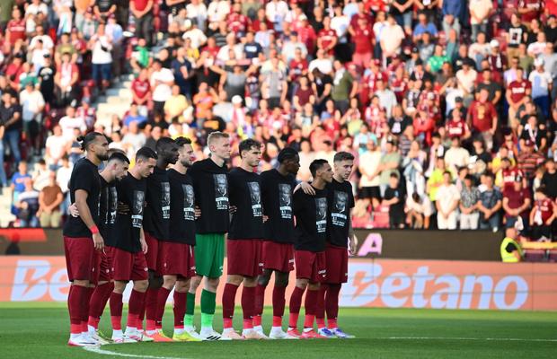 Moment solemn de reculegere înainte de CFR Cluj - Braga » Jucătorii au purtat tricouri speciale