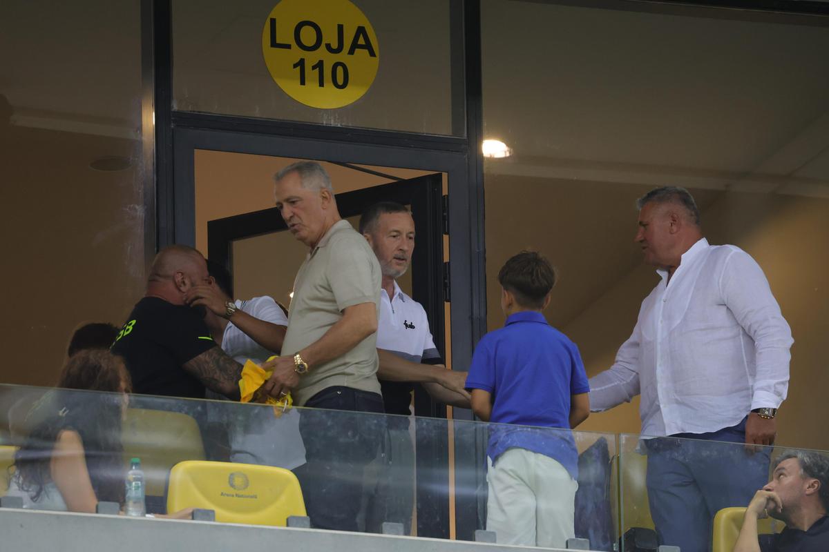 „Faceți loc că vine nașa!” » Prezență rară pe Arena Națională, la meciul FCSB - Drita