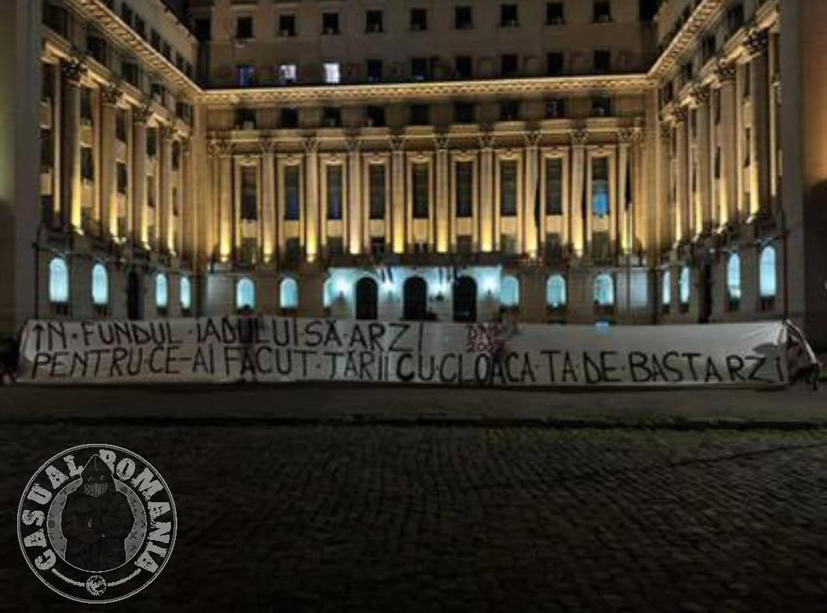 Mesajele afișate de peluzele din România, după decesul lui Ion Iliescu