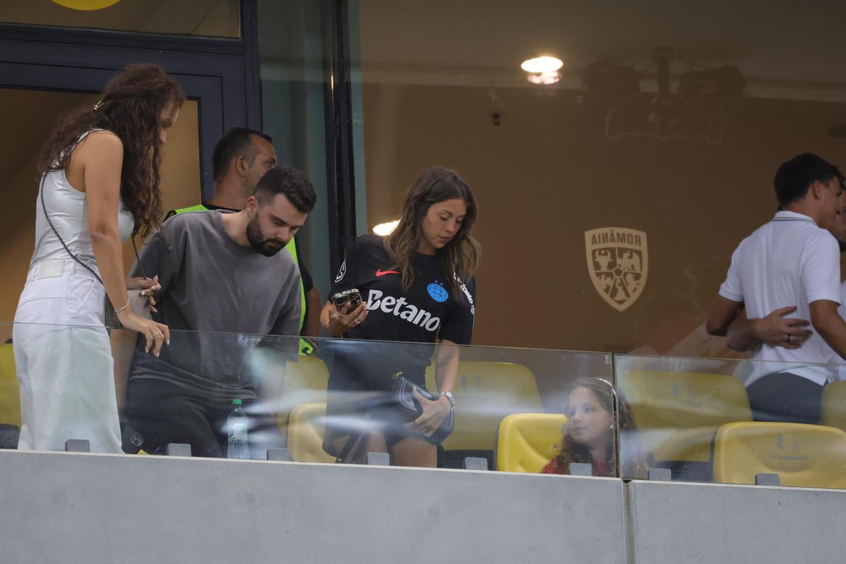 „Faceți loc că vine nașa!” » Prezență rară pe Arena Națională, la meciul FCSB - Drita