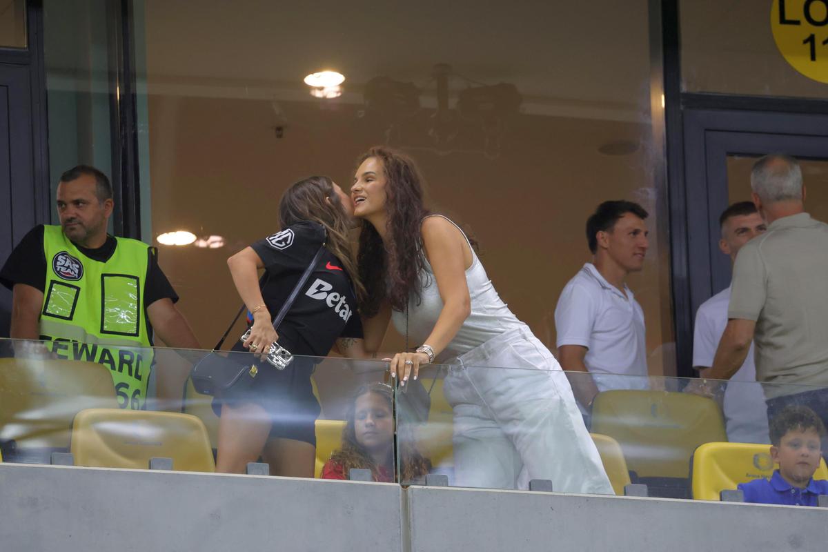 „Faceți loc că vine nașa!” » Prezență rară pe Arena Națională, la meciul FCSB - Drita