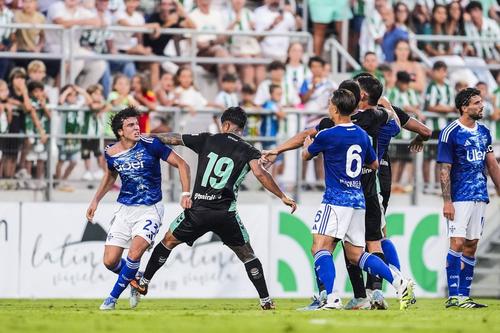 Maximo Perrone (stânga) și Cucho Hernandez (nr. 19), protagoniști în încăierarea din Betis - Como