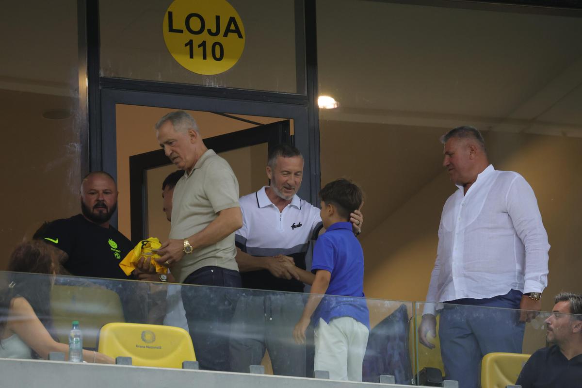 „Faceți loc că vine nașa!” » Prezență rară pe Arena Națională, la meciul FCSB - Drita
