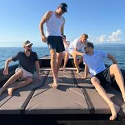 Luka Doncic, relaxându-se alături de prieteni. Foto: Instagram