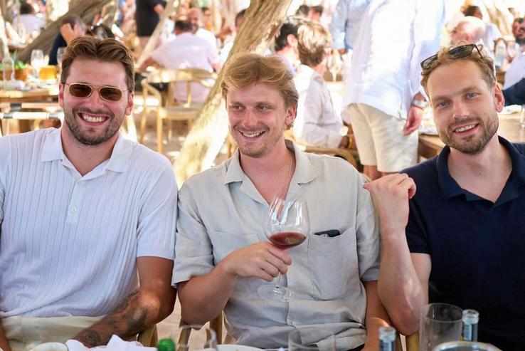 Luka Doncic, relaxându-se alături de prieteni. Foto: Instagram