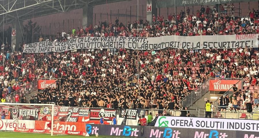 Al doilea mesaj afișat de arădeni cu Rapid Bannerele afișate la UTA Arad - Rapid, inspirate de dezvăluirile Gazetei despre dosarul de „turnător” la Securitate al lui Dan Șucu: „Scârțâie pixul pe notele informative”