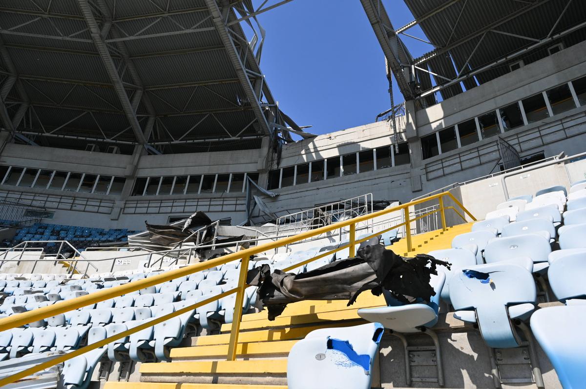 Imagini șocante: unul dintre cele mai frumoase stadioane din Ucraina a fost lovit de Rusia