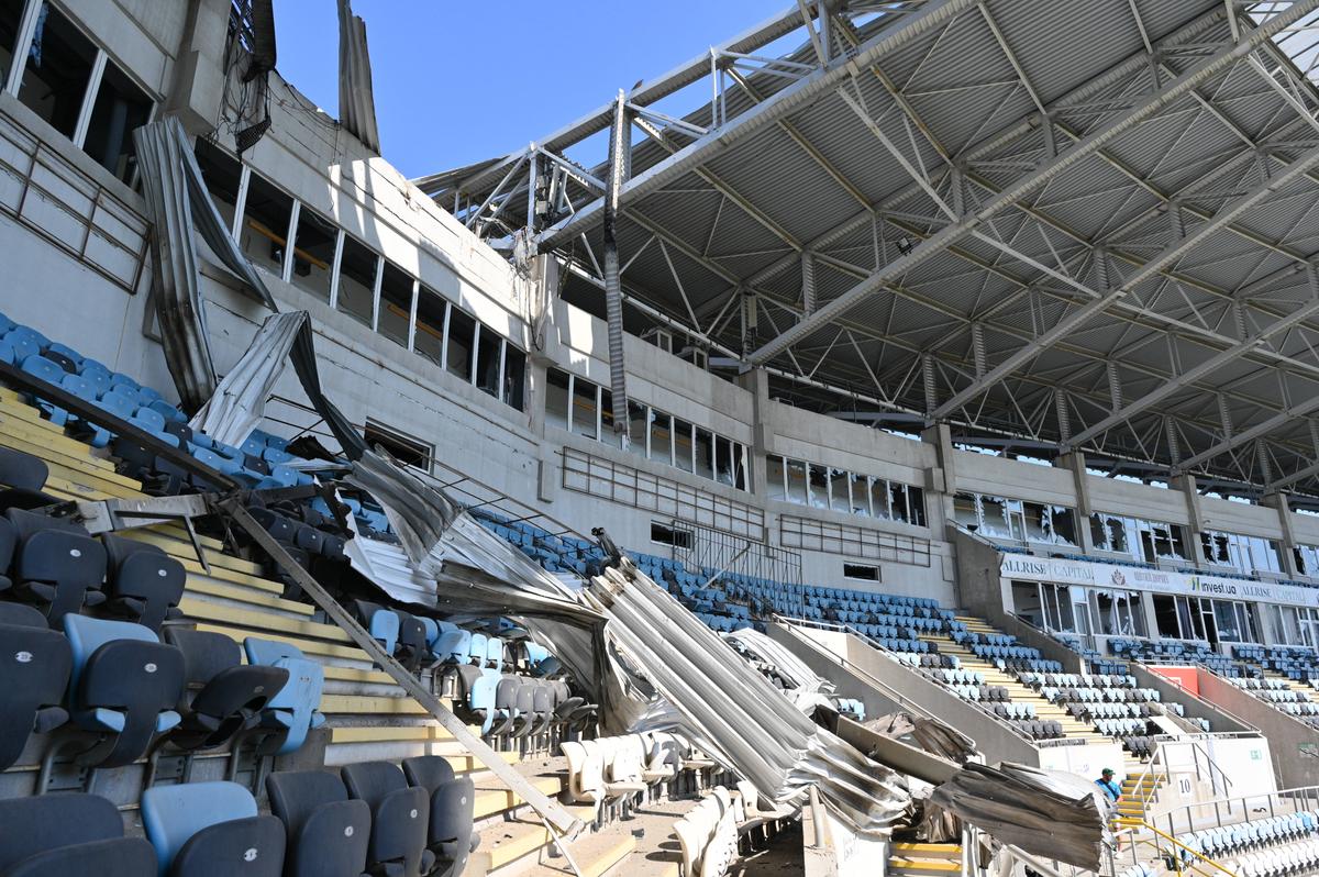 Imagini șocante: unul dintre cele mai frumoase stadioane din Ucraina a fost lovit de Rusia