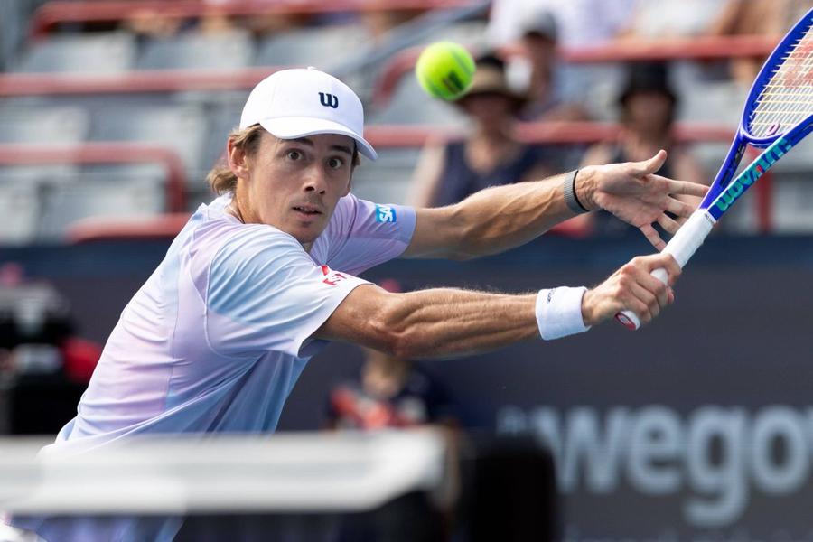 Alex de Minaur // Foto: Imago Images Novak Djokovic rămâne neînvins la Beijing, el a câștigat trofeul după ce adversarul său a abandonat
