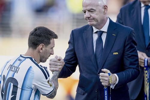 Argentina îl sprijină pe președintele Gianni Infantino/ Foto: Imago