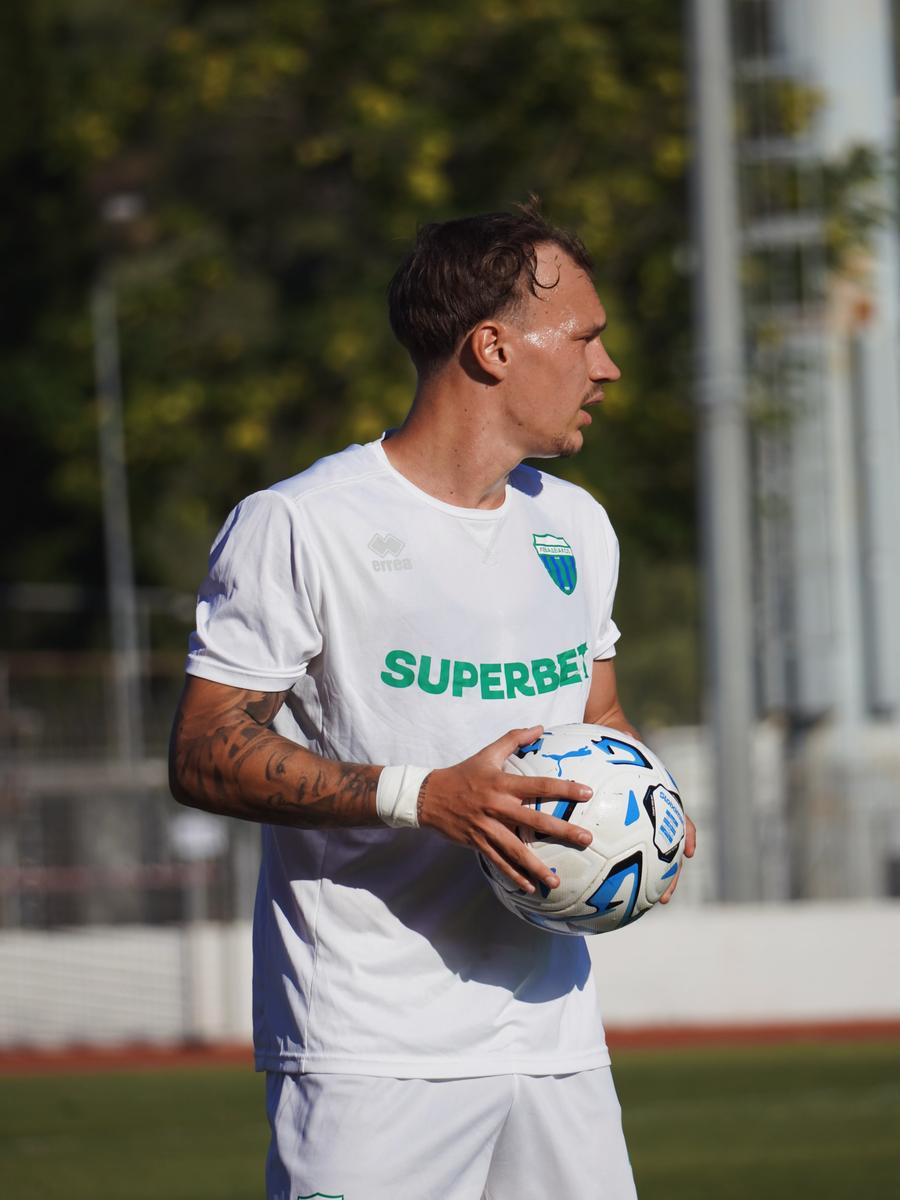 Alexandru Pantea, titular în meciul dintre Levadiakos și Panetolikos // foto: instagram @levadiakos_fc Cum s-a descurcat Elias Charalambous la primul meci pe banca lui Levadiakos » Fostul jucător de la FCSB a fost titular