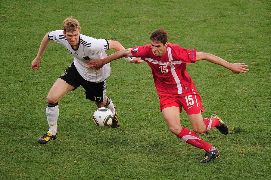 Zigic, într-un duel cu Mertesaker, la Mondialul din 2010 FCSB merge în orașul marelui Zigici! Adevărata poveste a transferului la Poli Timișoara: „A avut și contract”