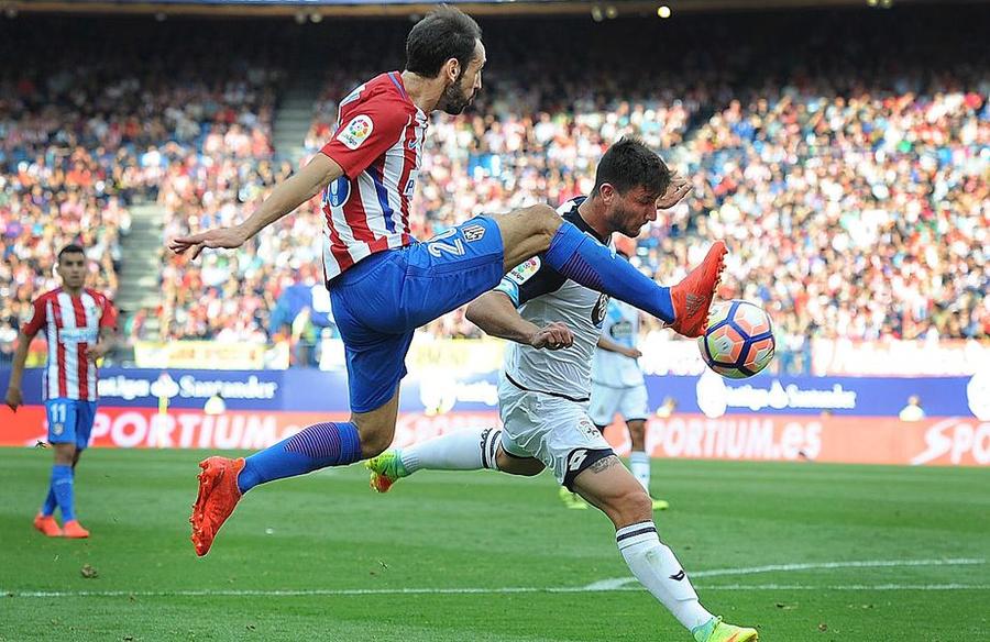 Borja Valle în duel cu Juanfran, într-un Deportivo - Atletico Dinamo a anunțat încă un transfer important: Borja Valle, mijlocaș cu 24 de meciuri în La Liga