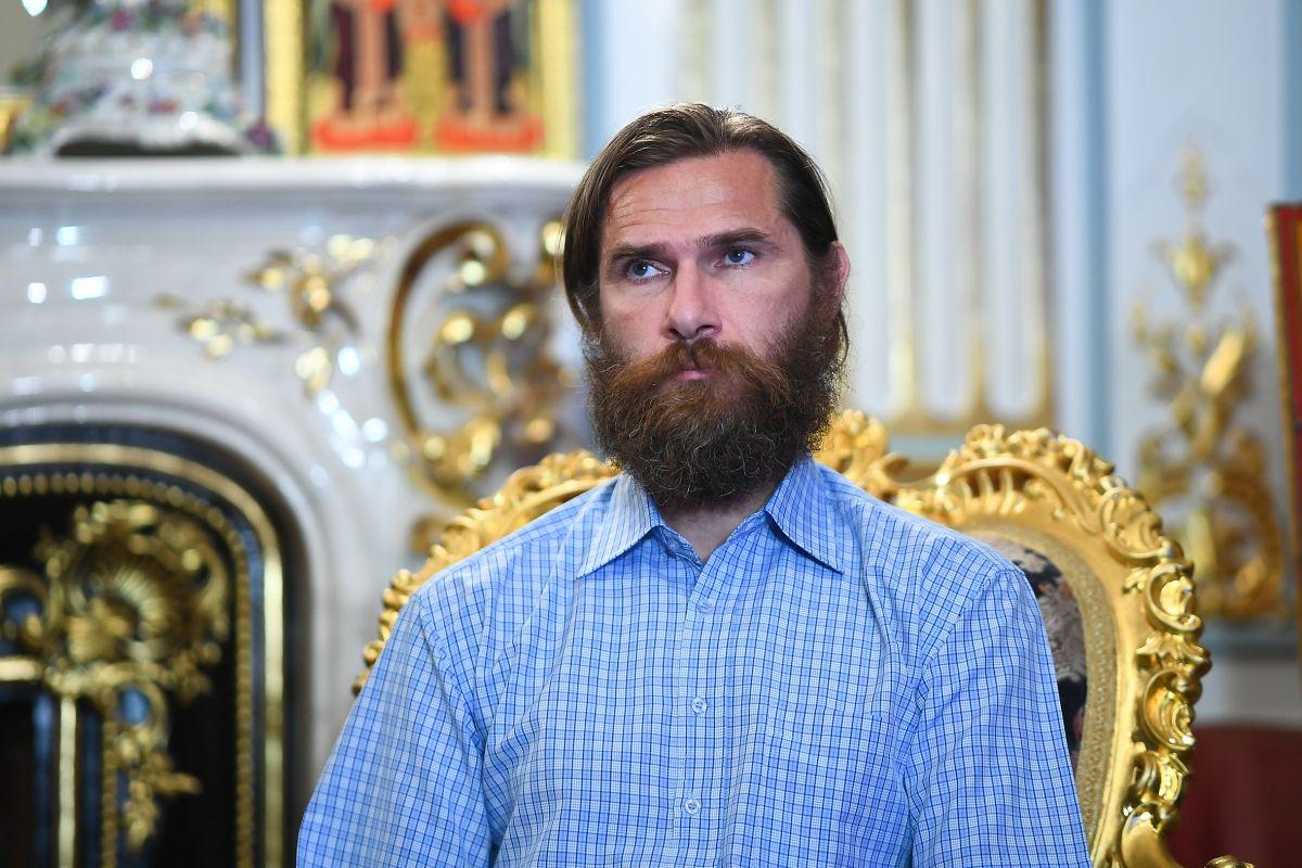 Imagini inedite cu Alexandru Tudor la Patriarhie » Ce l-a pus preotul să facă: toate privirile au fost pe fostul arbitru