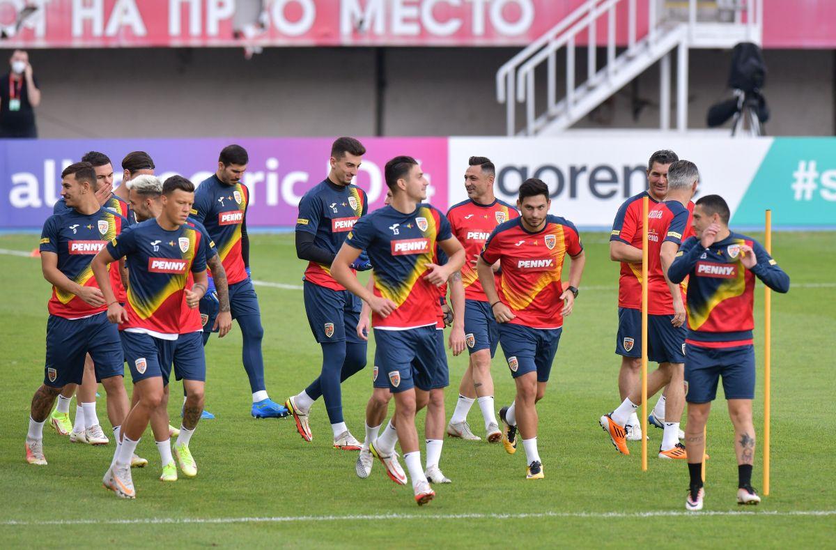 Antrenamentul oficial al României la Skopje, cu 17 fotbaliști » Rădoi s-a băgat la joc + Ultimele detalii de la trimișii GSP