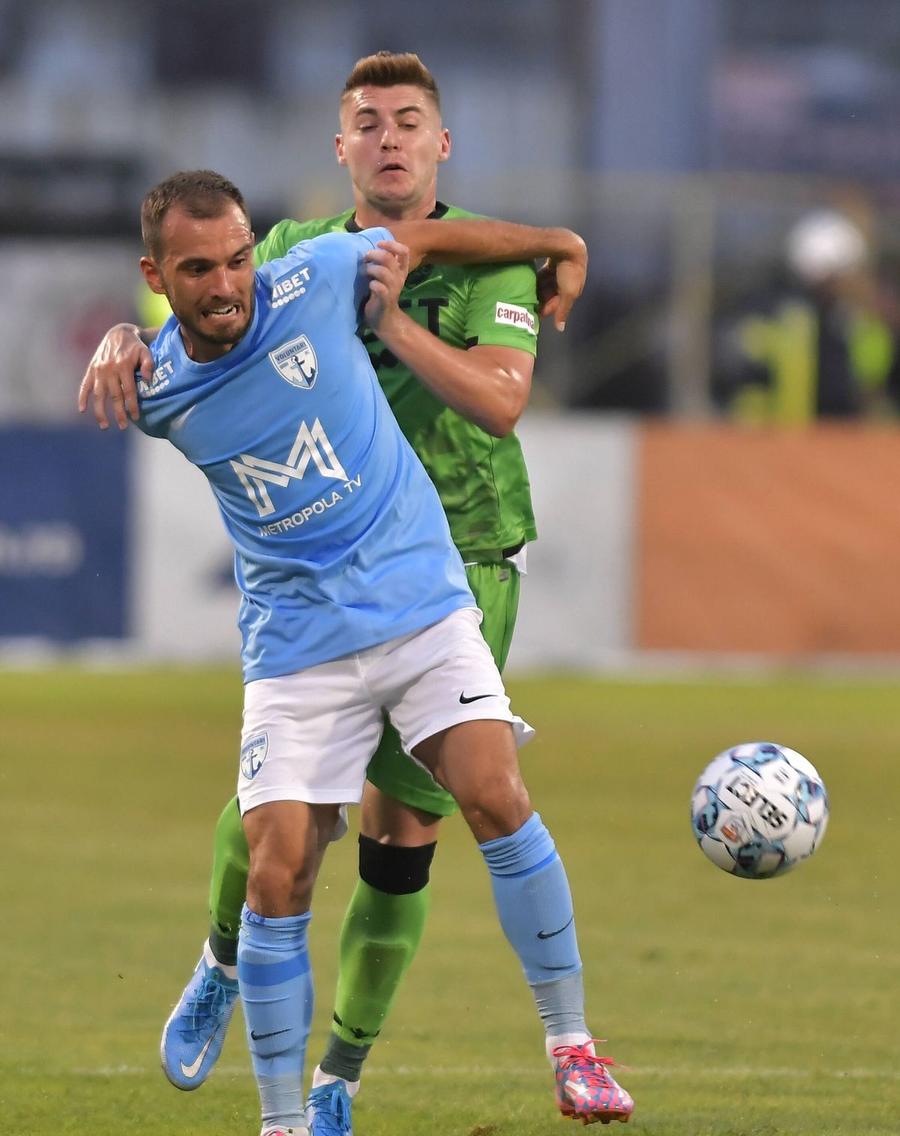 Angelov a venit în luna ianuarie a acestui an la Voluntari, de la Siroki Brijeg (Bosnia). De-a lungul carierei, a mai jucat pentru juniorii celor de la Schalke și Borussia Dortmund (Germania), Ujpest (Ungaria), Rabotnicki, Teteks Tetovo, Metalurg Skopje și FC Shkupi (Macedonia) „Intrusul” Macedoniei în Liga 1: „Vă batem cu 1-0. Avem un superselecționer!”