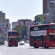 „Double deckers” în Skopje. Autobuze roșii, supraetajate, ca-n Londra, în centrul orașului