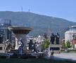 Fântâna „Mamele Macedoniei” și Crucea Mileniului de pe Muntele Vodno, pe fundal