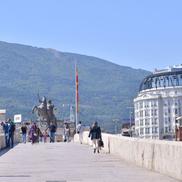 Statuia lui Alexandru Macedon și Crucea Mileniului de pe Muntele Vodno, pe fundal