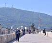 Statuia lui Alexandru Macedon și Crucea Mileniului de pe Muntele Vodno, pe fundal