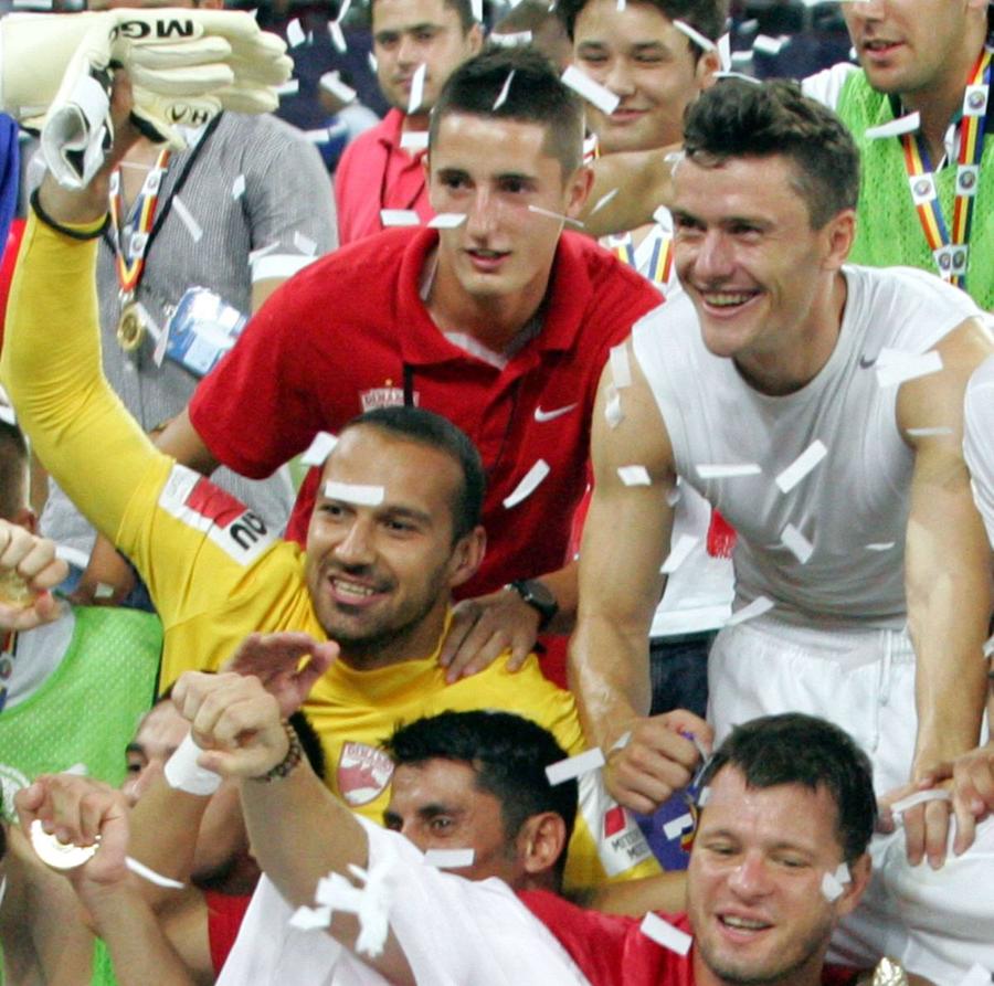 Naumovski, în galben, sărbătorind Supercupa României câștigată în 2012 cu Dinamo, după ce a învins-o pe CFR Cluj la penalty-uri. Are și o Cupă în palmares, ambele trofee cucerite sub comanda lui Bonetti, actualul antrenor al lui Dinamo Macedoneanul cu două trofee câștigate la Dinamo avertizează: „Avem 3 jucători foarte periculoși!”