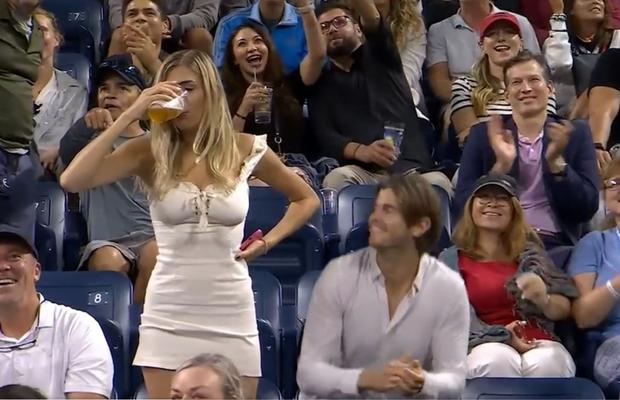 Cine e blonda care a făcut spectacol la US Open » A fost aplaudată la scenă deschisă