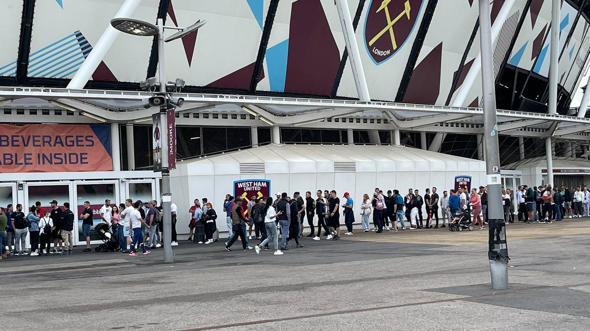 Românii au stat la cozi de 400 de metri la casele de la London Stadium » De ce au întârziat englezii vânzarea tichetelor