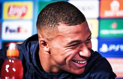 PSG, în centrul unui scandal în Franța după ce Mbappe și antrenorul Galtier au început să râdă la conferință: „Da, am vorbit să folosim iahturi pe nisip”