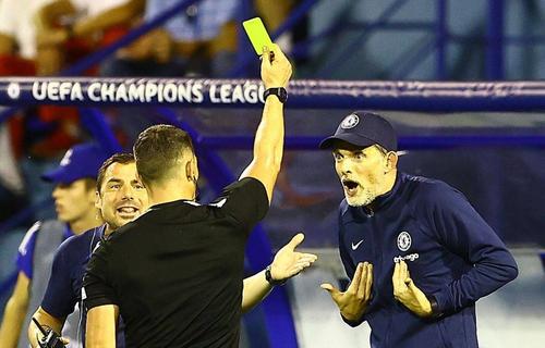 Istvan Kovacs îi acordă galben lui Thomas Tuchel, foto: Imago