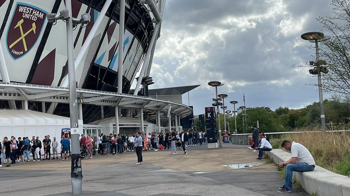 Românii au stat la cozi de 400 de metri la casele de la London Stadium » De ce au întârziat englezii vânzarea tichetelor