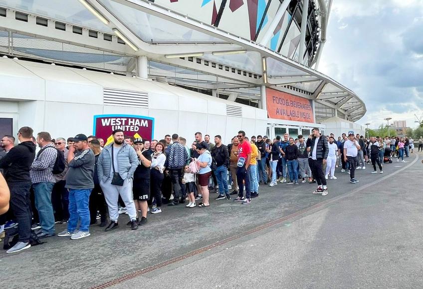 Sute de fanii ai celor de la FCSB s-au înghesuit la cozile caselor de bilete de la London Stadium. Vor să prindă ultimele locuri la meciul de joi dintre West Ham și FCSB, debutul în grupa de Conference League.
