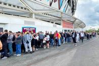 Românii au stat la cozi de 400 de metri la casele de la London Stadium » De ce au întârziat englezii vânzarea tichetelor