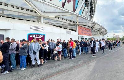Românii au stat la cozi de 400 de metri la casele de la London Stadium » De ce au întârziat englezii vânzarea tichetelor
