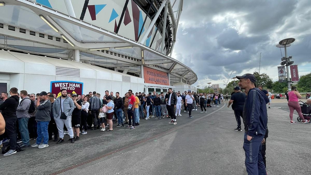 Românii au stat la cozi de 400 de metri la casele de la London Stadium » De ce au întârziat englezii vânzarea tichetelor