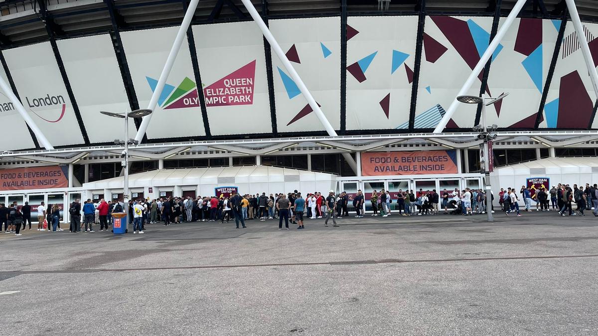 Românii au stat la cozi de 400 de metri la casele de la London Stadium » De ce au întârziat englezii vânzarea tichetelor