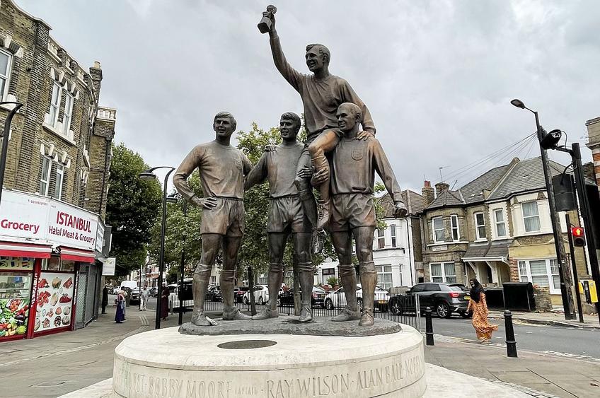 Statuia „Campionii”, din Newham