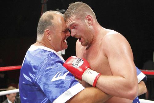 John Fury și Tyson Fury, la finalul unui meci din 2010. 
Foto: Imago
