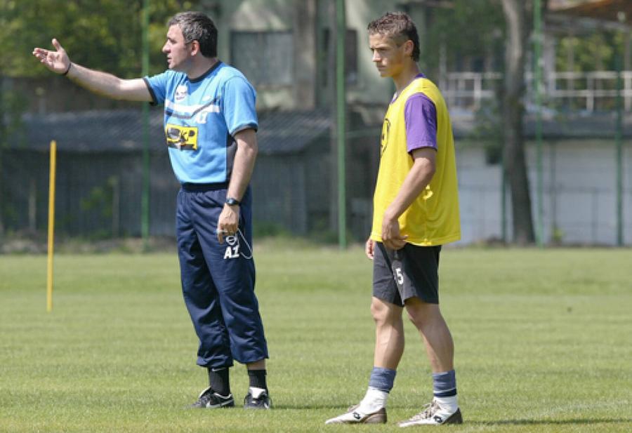 Gică Hagi și Gabi Torje în 2005 Gabi Torje povestește detaliul care l-a surprins la Farul lui Hagi: „E singura echipă din Liga 1 care face asta!” + Cum a pierdut 600.000 de euro