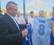 Scene comice la inaugurarea noii baze din Dolj » Cum a fost fotografiat Marius Croitoru, în timp ce penelistul Ciucă primea tricoul cu numărul 8, făcut celebru în Oltenia de legendarul Ilie Balaci