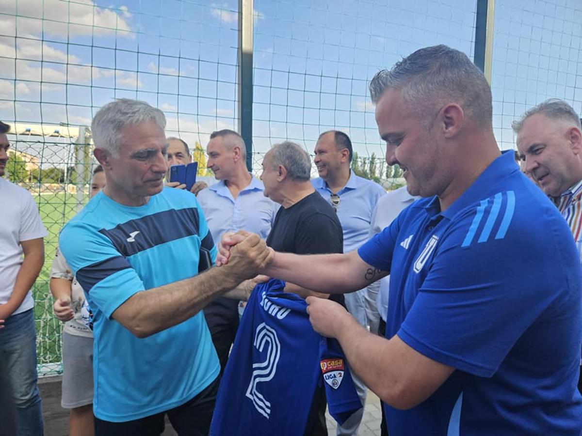 Scene comice la inaugurarea noii baze din Dolj » Cum a fost fotografiat Marius Croitoru, în timp ce penelistul Ciucă primea tricoul cu numărul 8, făcut celebru în Oltenia de legendarul Ilie Balaci