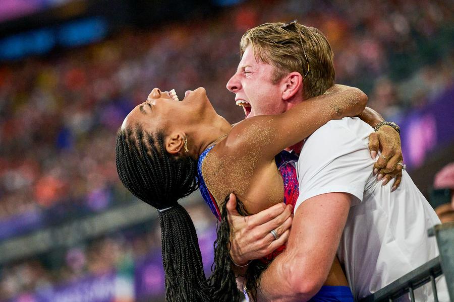 Tara și Hunter Woodhall după victoria de la săritura în lungime FOTO Raed Krishan Paris, orașul visurilor împlinite » Hunter Woodhall a devenit campion paralimpic după ce soția sa, Tara, cucerea aurul la Jocurile Olimpice în urmă cu o lună
