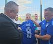 Scene comice la inaugurarea noii baze din Dolj » Cum a fost fotografiat Marius Croitoru, în timp ce penelistul Ciucă primea tricoul cu numărul 8, făcut celebru în Oltenia de legendarul Ilie Balaci